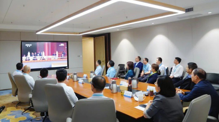 jch金彩汇集团组织观看纪念中国人民抗日战争暨世界反法西斯战争胜利80周年纪念大会